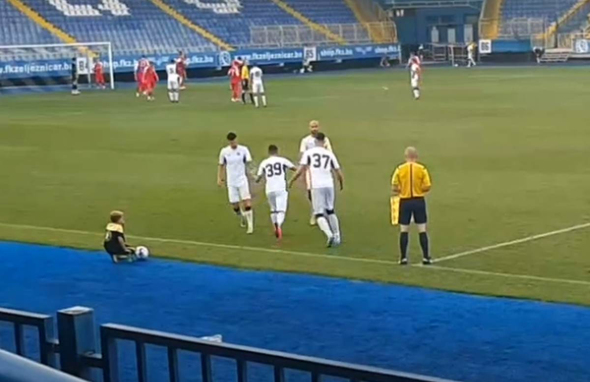 Ermin Zec ušao u igru, nekoliko sekundi kasnije zamalo postigao gol
