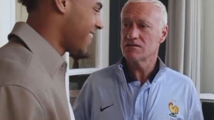 Sa smiješkom na licu zakasnio na okupljanje francuske reprezentacije, Deschamps je znao šta uraditi