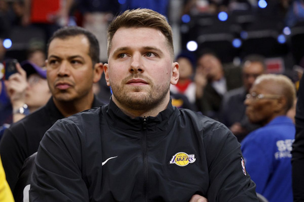 James odmah pokazao Dončiću gdje je došao, fotografija s klupe Lakersa obilazi svijet! James odmah pokazao Dončiću gdje je došao, fotografija s klupe Lakersa obilazi svijet!
