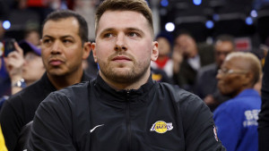 James odmah pokazao Dončiću gdje je došao, fotografija s klupe Lakersa obilazi svijet!
