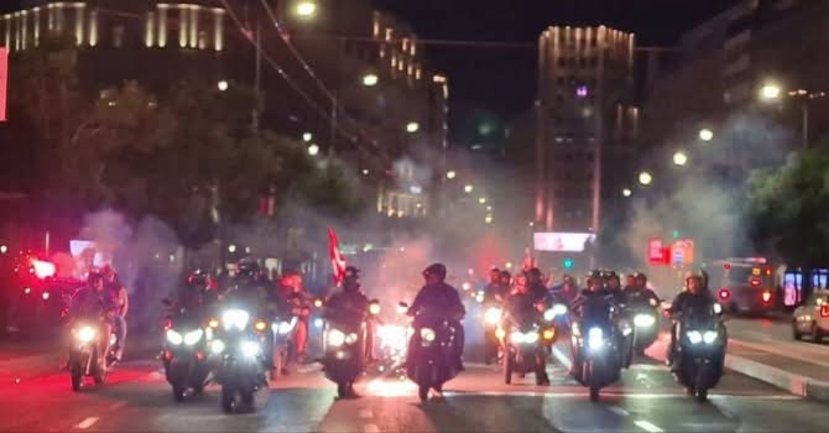 Totalna mobilizacija u Beogradu, došao je dan istine: Noćni jahači, baklje, provokacije... Totalna mobilizacija u Beogradu, došao je dan istine: Noćni jahači, baklje, provokacije...
