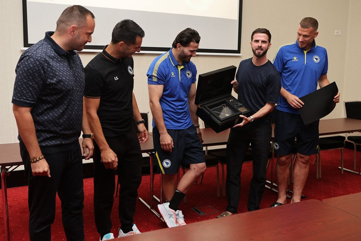 Emotivna noć u kampu fudbalske reprezentacije Bosne i Hercegovine Emotivna noć u kampu fudbalske reprezentacije Bosne i Hercegovine
