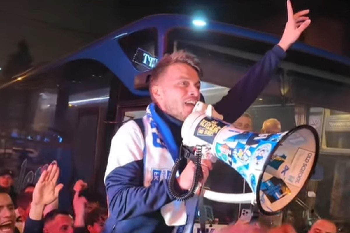 Nakon ovog Adem Ljajić nikad neće napustiti Novi Pazar, uzeo je megafon u ruke i rekao velike riječi Nakon ovog Adem Ljajić nikad neće napustiti Novi Pazar, uzeo je megafon u ruke i rekao velike riječi
