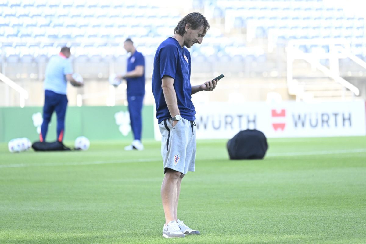 Modriću se video pozivom javio čovjek koji bi najradije volio da ne ide u Milan Modriću se video pozivom javio čovjek koji bi najradije volio da ne ide u Milan
