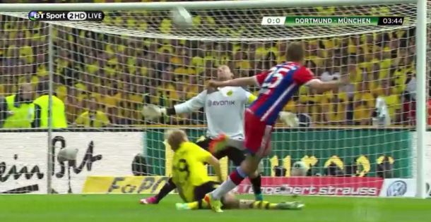 Weidenfeller licem zaustavio Mullerov šut Weidenfeller licem zaustavio Mullerov šut