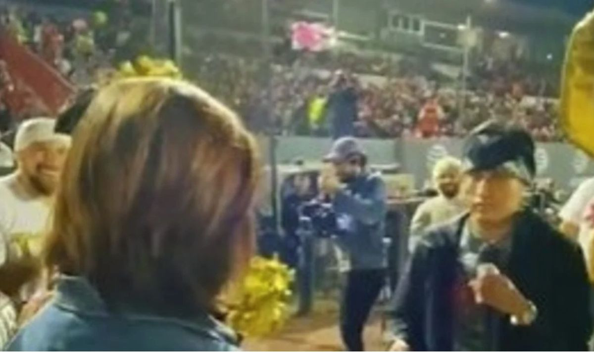 Pred punim stadionom je zaprosio djevojku, ono što je doživio će pamtiti cijelog života Pred punim stadionom je zaprosio djevojku, ono što je doživio će pamtiti cijelog života