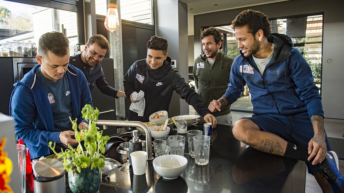 Neymar sa prijateljima zaigrao fudbal u kuhinji