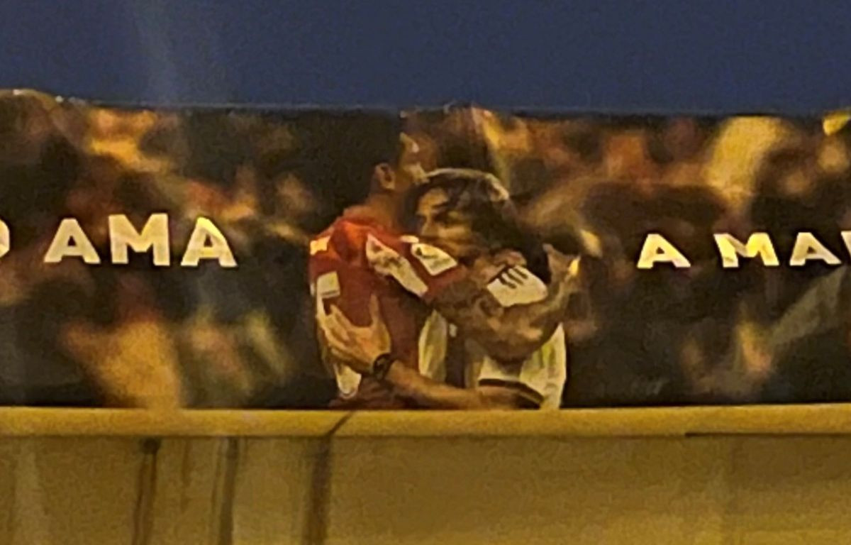 Poznata TV kuća okačila bizaran baner u Madridu na kojem Modrić grli Savića uz jasnu poruku