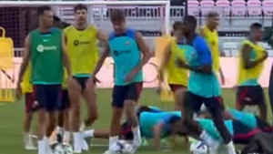 Lukavi Dembele pokušao izbjeći sklekove, a onda su Aubameyang i De Jong shvatili šta radi