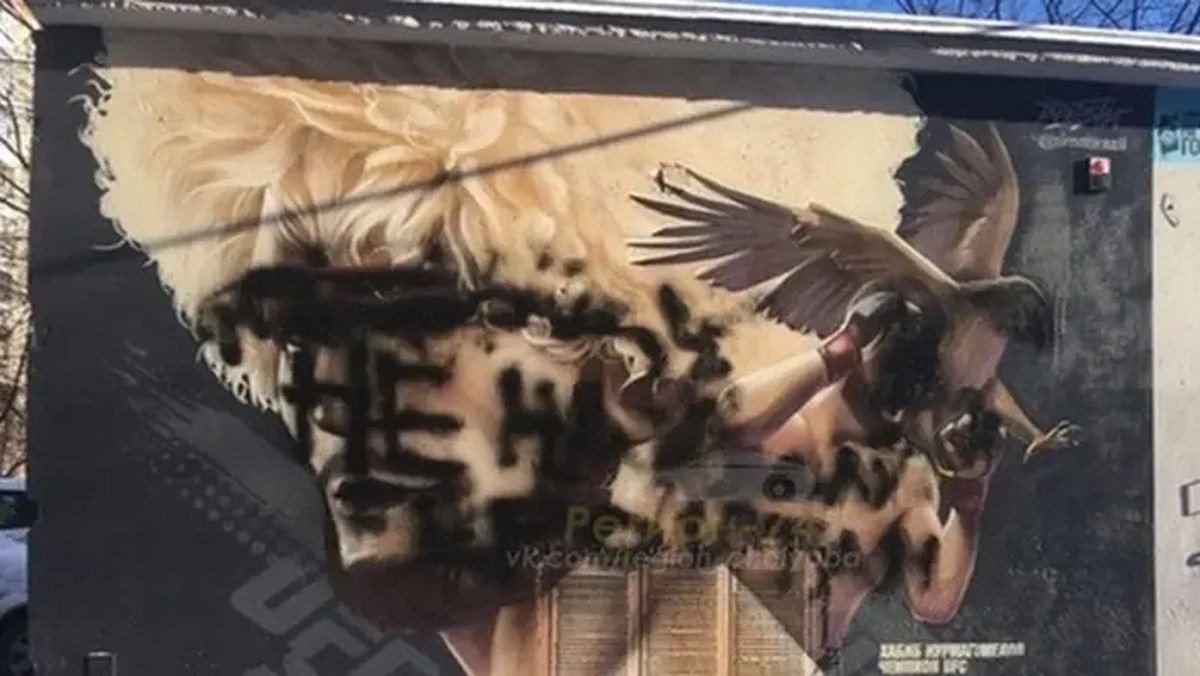 Vandali uništili mural posvećen Khabibu: "On nije naš heroj!"