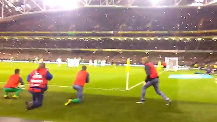 Irski igrač se pomjerio da bi navijač vidio penal