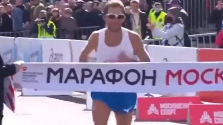 Ruski maratonac slavio u trci, ali izgubio obraz zauvijek zbog onoga što je napravio u finišu iste
