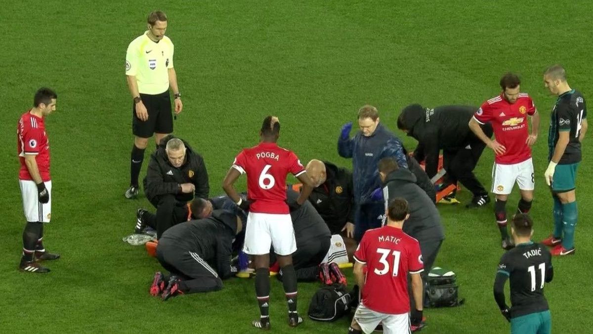 Užasne scene na Old Traffordu, navijači Uniteda se mole za Lukakua 