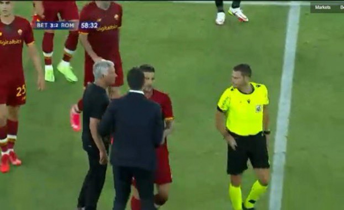 Potpuni haos na utakmici Betis - Roma: Zbog gola rukom Mourinho eksplodirao