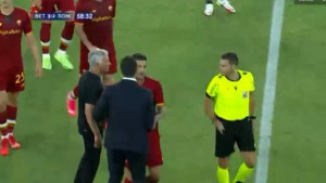 Potpuni haos na utakmici Betis - Roma: Zbog gola rukom Mourinho eksplodirao