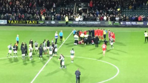 Navijači zanijemili nakom meča u Engleskoj: Mladi nogometaš srušio se na teren, svi su bili u šoku