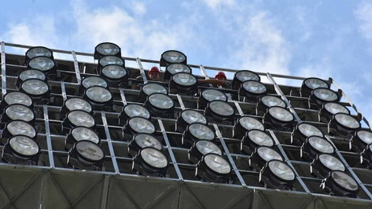 Počeli radovi na obnovi reflektora na stadionu Asim Ferhatović Hase
