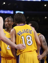 Vujačić još tri godine u Lakersima