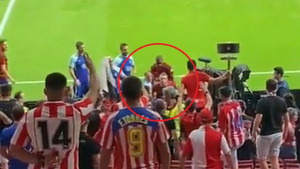 Totalni haos u Madridu: Navijači Atletica vrijeđali svog igrača, on krenuo da se tuče s njima