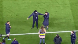 Dok skuplja novac da kupi roditeljima kuću mladoj zvijezdi je priređena nezaboravna scena
