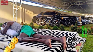 Zavirite u carstvo Emmanuela Adebayora: Sa automobilima čak i spava
