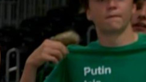 Navijač Boston Celticsa je nosio majicu sa šokantnim porukama