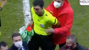 Bizaran crveni karton na poluvremenu meča Bešiktaš - Sivasspor