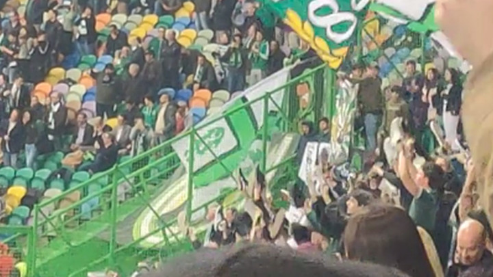 Navijači Sportinga skinuli obuću i njome mahali u znak protesta