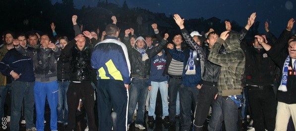 Navijači dočekali plave ispred Grbavice Navijači dočekali plave ispred Grbavice