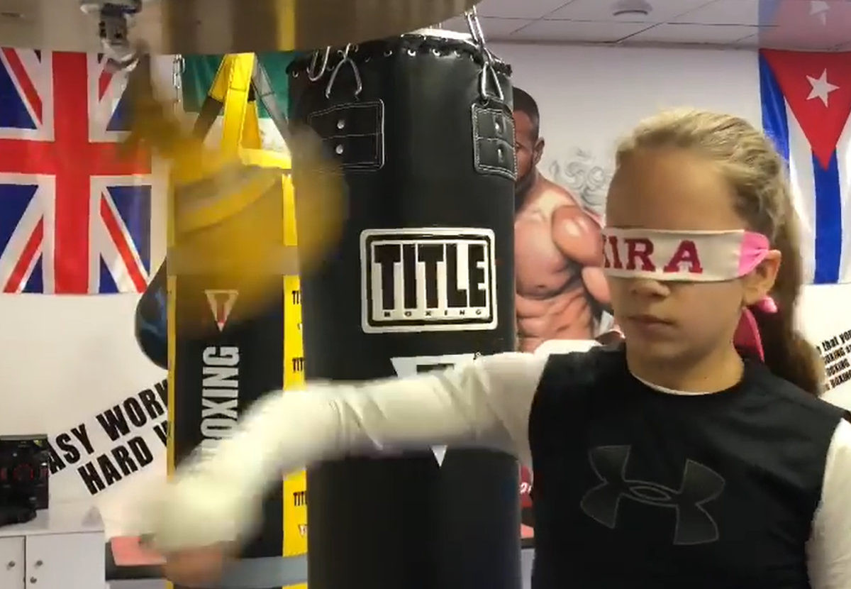 Boksersko čudo: Djevojčica (12) se bori s povezom preko očiju, dječaci ne smiju s njom u ring
