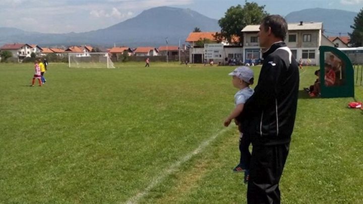 Trener u BiH vodio utakmicu s unukom u naručju