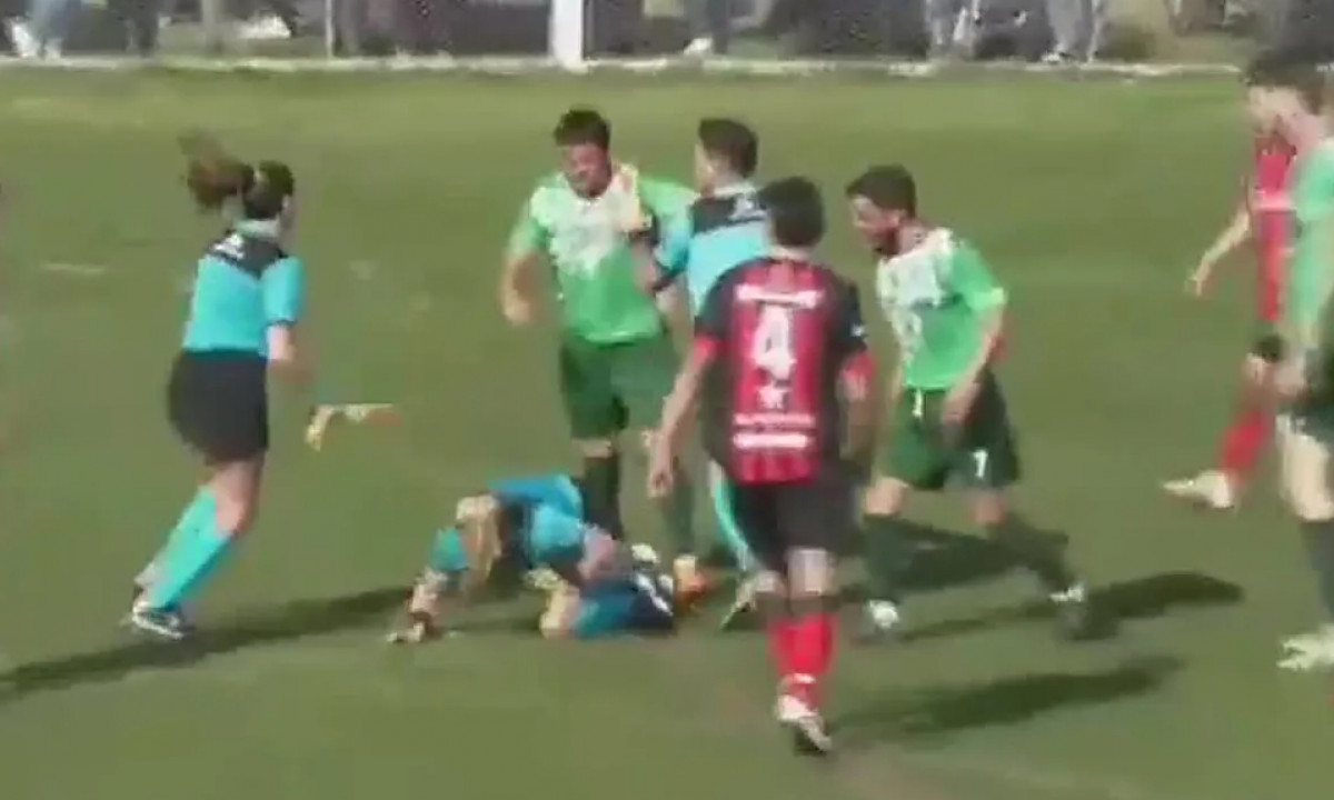 Mučki i s leđa: Fudbaler brutalno nokautirao sutkinju usred utakmice