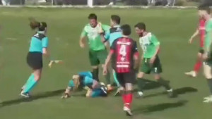 Mučki i s leđa: Fudbaler brutalno nokautirao sutkinju usred utakmice