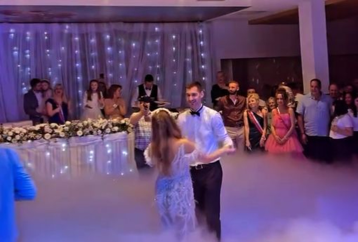 Aleksandar Kosorić "stao na ludi kamen", sa suprugom izabrao zanimljivu pjesmu za prvi ples