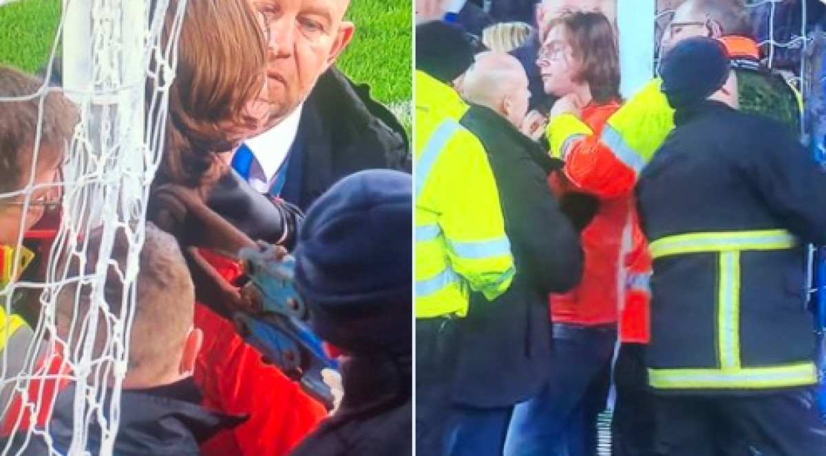 Nezapamćene scene: Navijač Evertona uletio na teren i sam sebe vezao za gol Nezapamćene scene: Navijač Evertona uletio na teren i sam sebe vezao za gol