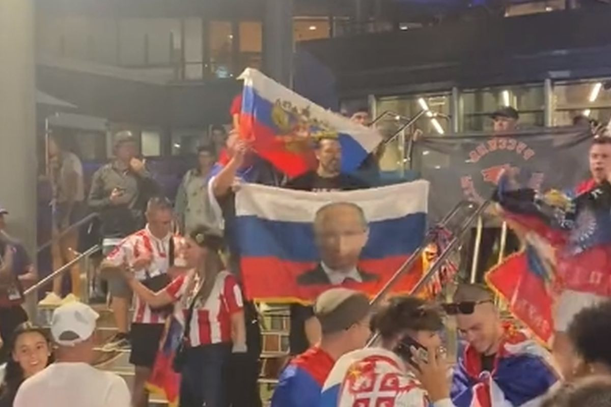 Ovako slave navijači Novaka Đokovića: Kokarde, zastave Rusije s Putinovim likom...