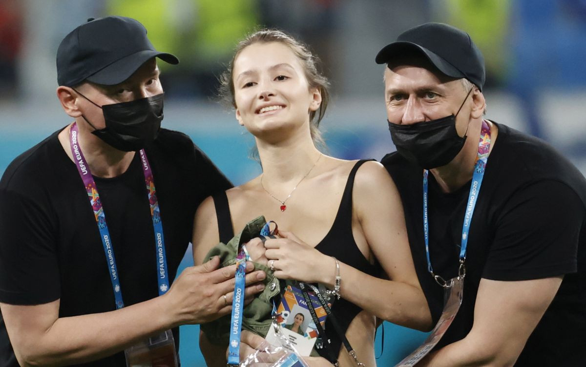Djevojka prekinula meč Belgija - Finska, a zaštitari su prvo "ciljali" njene grudi