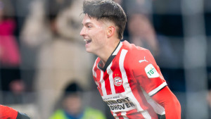 Prvo lopta čuvaru kroz noge, pa od stativu u mrežu za prvi gol Esmira Bajraktarevića u dresu PSV-a!