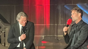 Klopp na binu donio dres igrača Liverpoola i održao lekciju navijačima: "Odmah sam ugasio TV!"