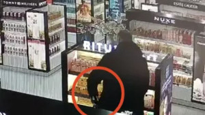 Kamere uhvatile poznatog sudiju kako krade parfem na aerodromu u Beogradu