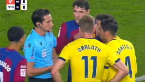 Da li je sudija "pogurao" Barcelonu? Igrači Villareala u nevjerici slušaju zašto im je poništen gol