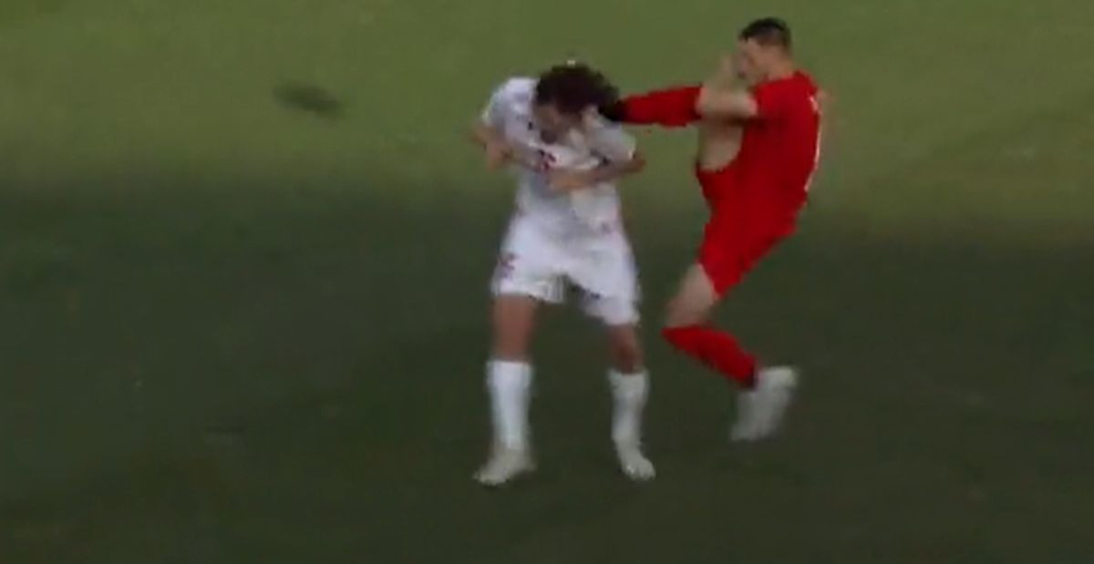 Ni kečeri mu nisu ravni: Na terenu je proveo samo pet sekundi nakon brutalnog starta Ni kečeri mu nisu ravni: Na terenu je proveo samo pet sekundi nakon brutalnog starta