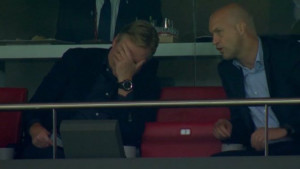 Koeman se uhvatio za glavu kada je vidio šta mu Suarez pokazuje nakon što je zabio gol