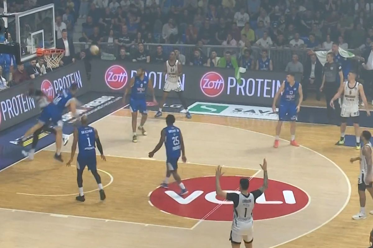 Ma koji Davies? Kamenjaš brutalnom blokadom podigao Moraču na noge! Ma koji Davies? Kamenjaš brutalnom blokadom podigao Moraču na noge!