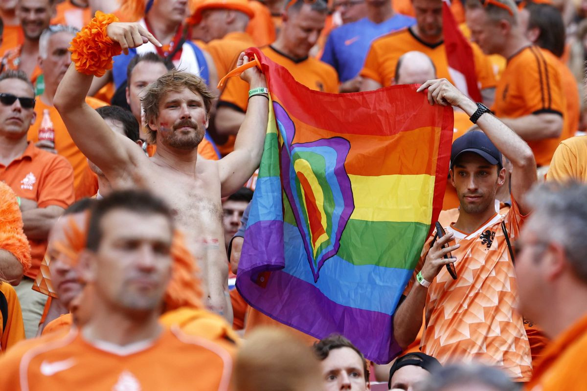 Skandal u Budimpešti: Zaštitari na stadionu uzeli LGBT zastave, a UEFA otkrila ko je to naredio