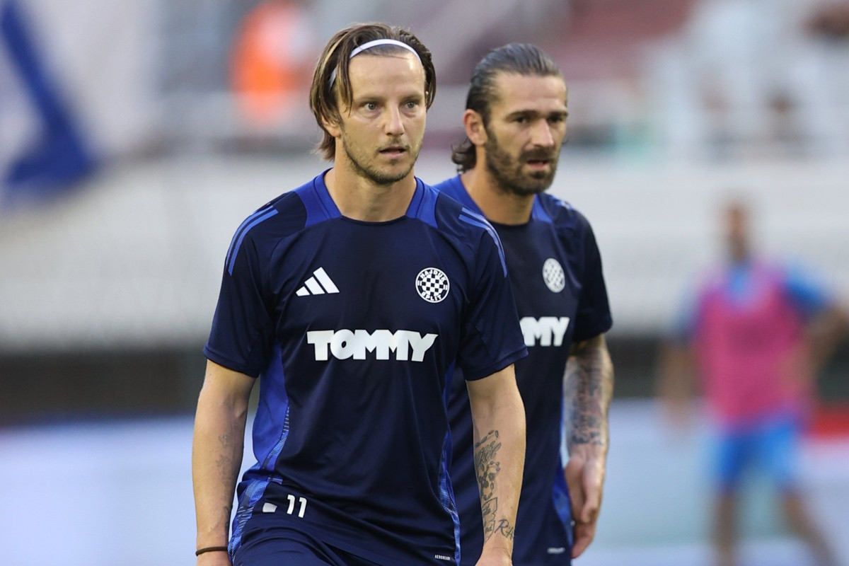 Ne liči na sebe! Kasno sinoć Ivan Rakitić iznenadio sve, promijenio je lični opis Ne liči na sebe! Kasno sinoć Ivan Rakitić iznenadio sve, promijenio je lični opis