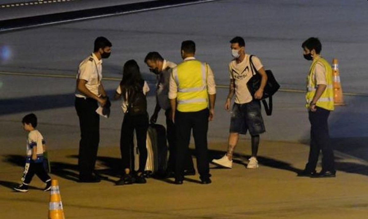 Messi pred ulazak u avion uljepšao novogodišnje praznike radnicima na aerodromu u Rosariju