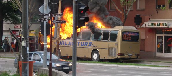 Zapaljen autobus ''fukara'' u Mostaru Zapaljen autobus ''fukara'' u Mostaru