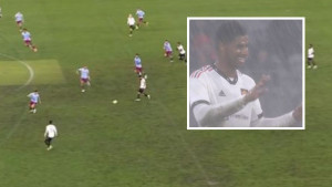 Užasan teren, jaka kiša i razočarani navijači Manchester Uniteda u Perthu
