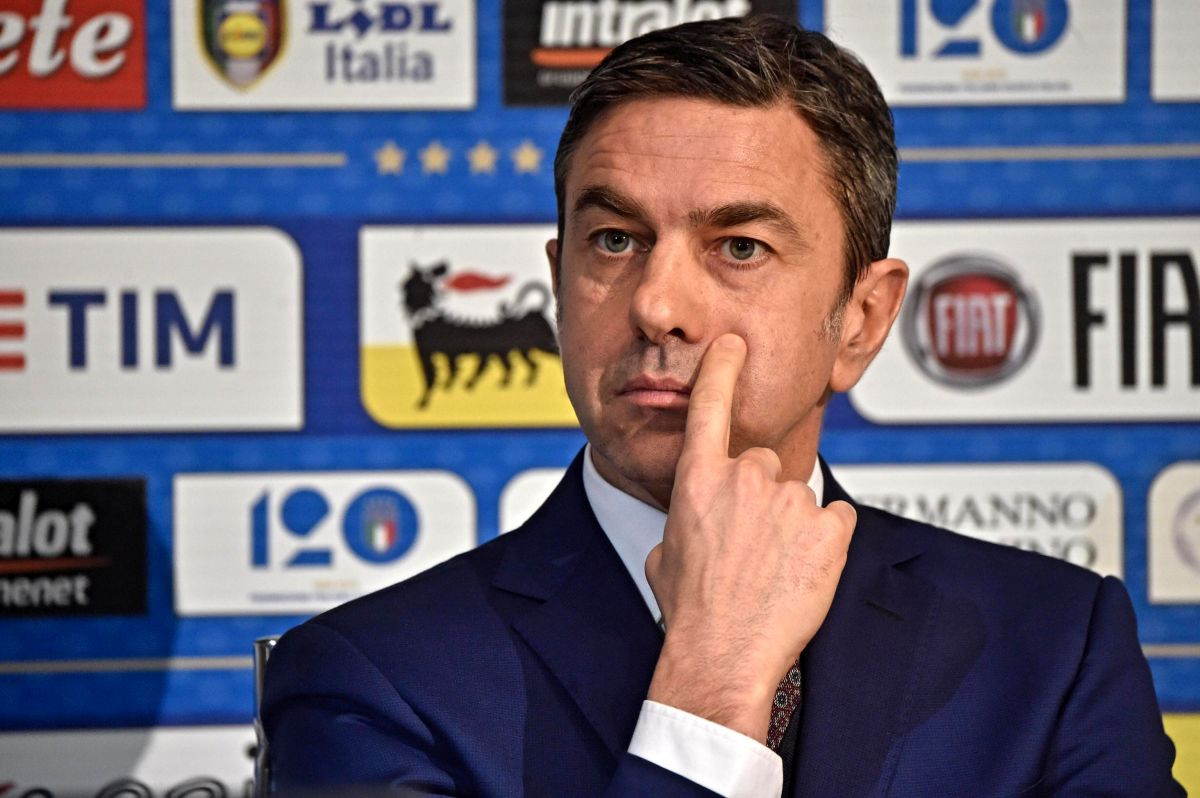 Costacurta u emisiji uživo demonstrirao šta je igrač Cagliarija trebao uraditi, pa se sam povrijedio